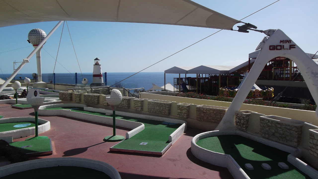 Minigolf mit Meerblick auf dem Biosfera Plaza